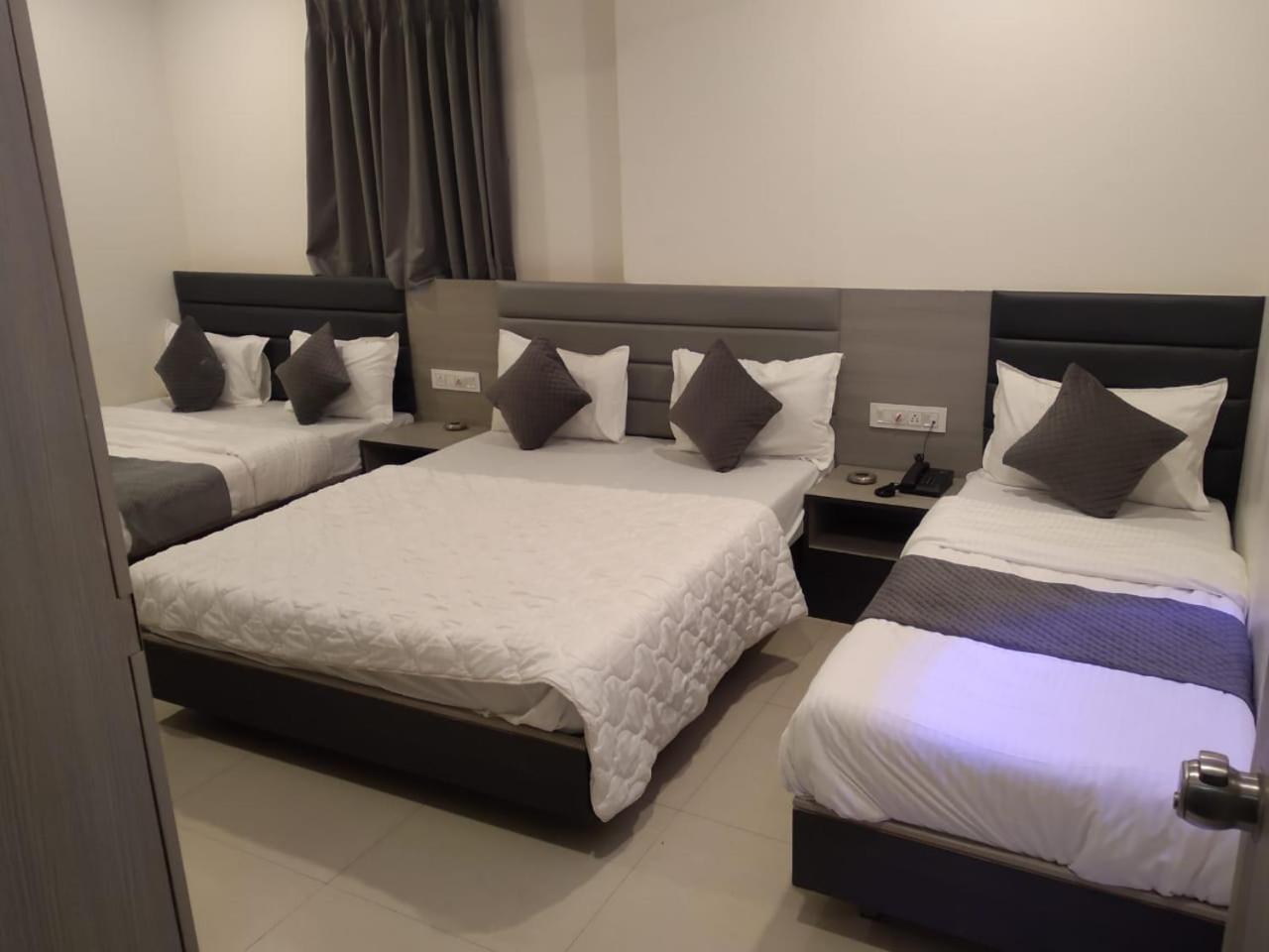 Hotel Selfie Inn Ahmedabad Exterior photo