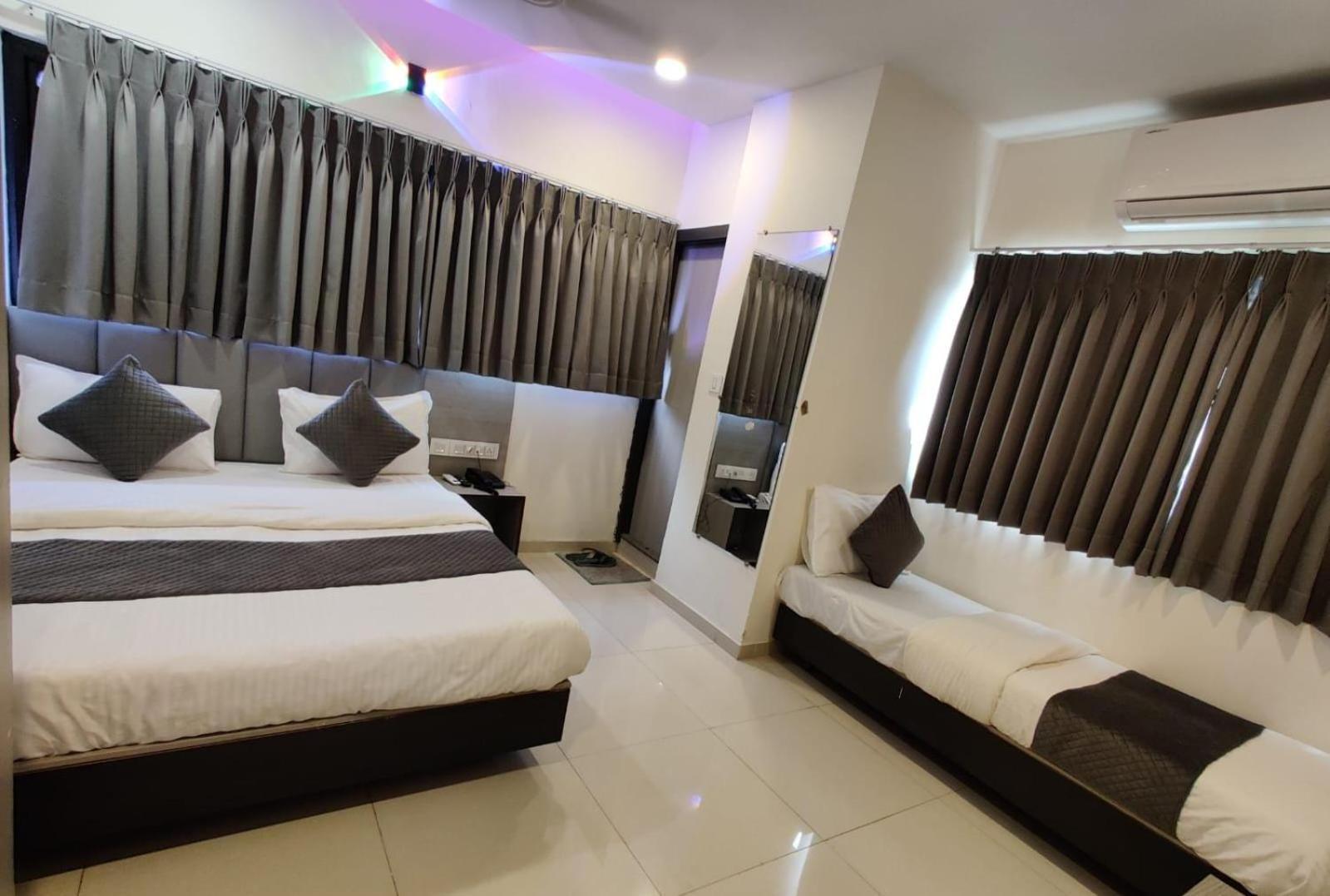 Hotel Selfie Inn Ahmedabad Exterior photo