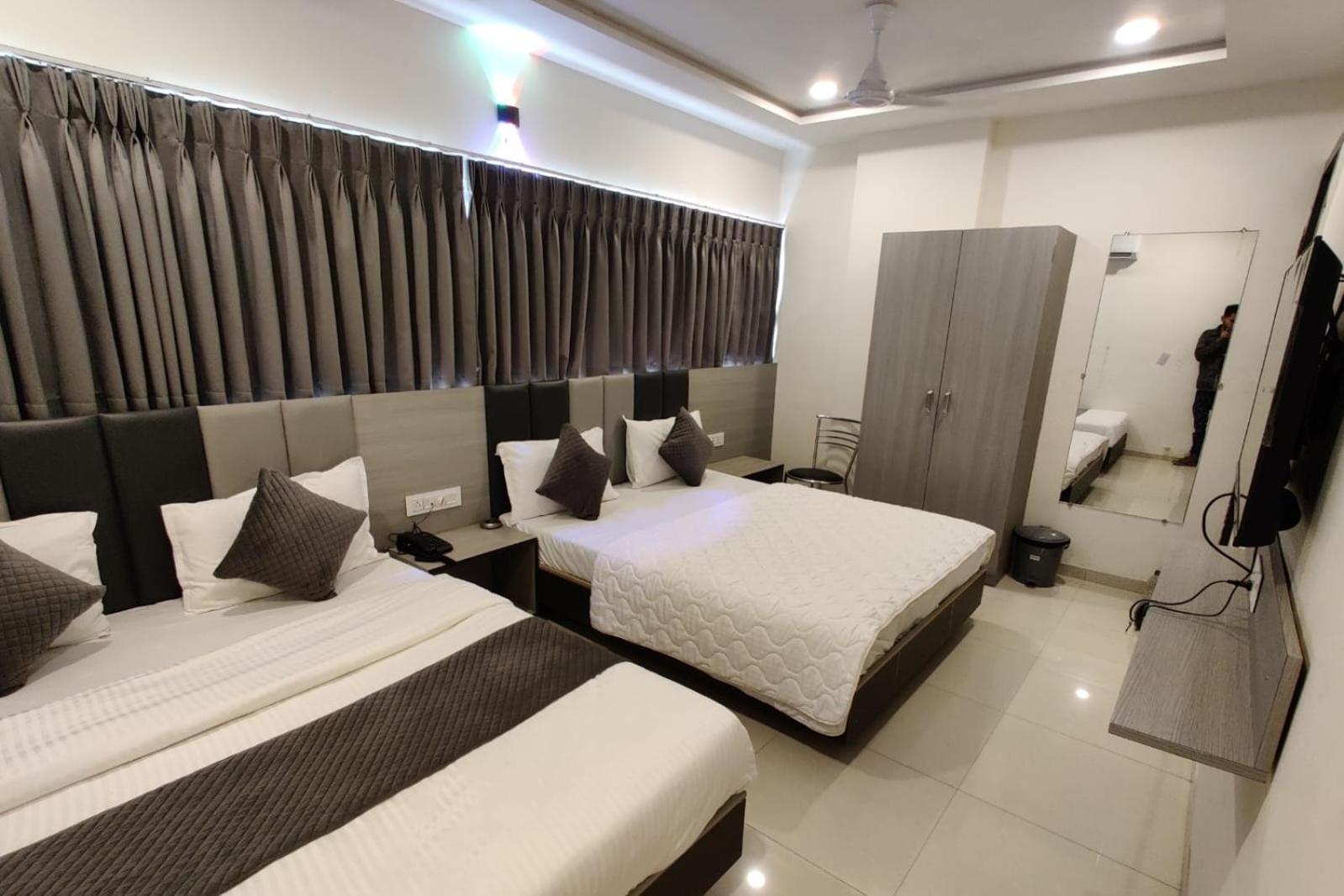 Hotel Selfie Inn Ahmedabad Exterior photo