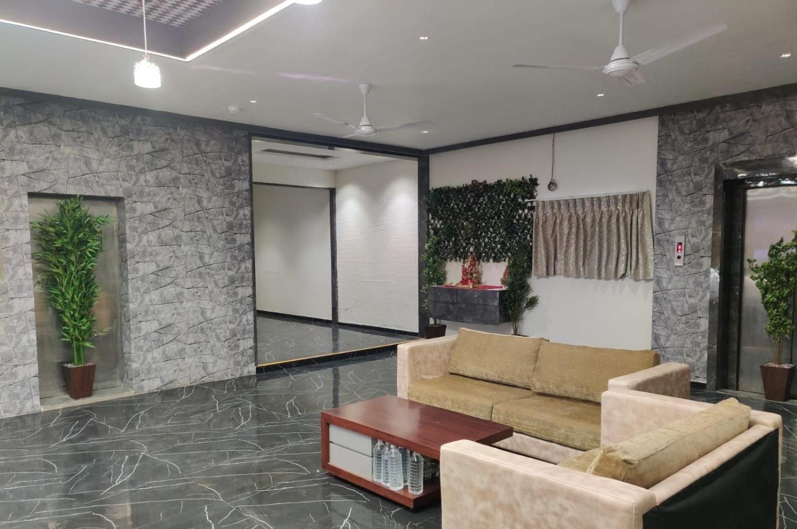 Hotel Selfie Inn Ahmedabad Exterior photo