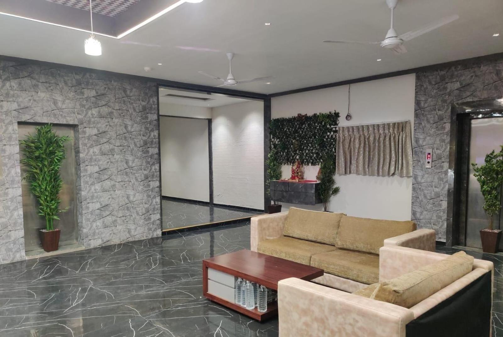 Hotel Selfie Inn Ahmedabad Exterior photo